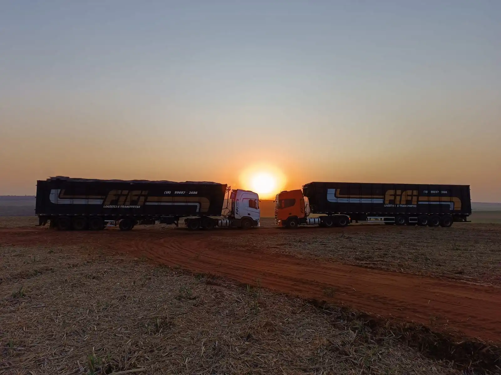 Caminhões adaptados para transporte de carga - Fifi Transportes